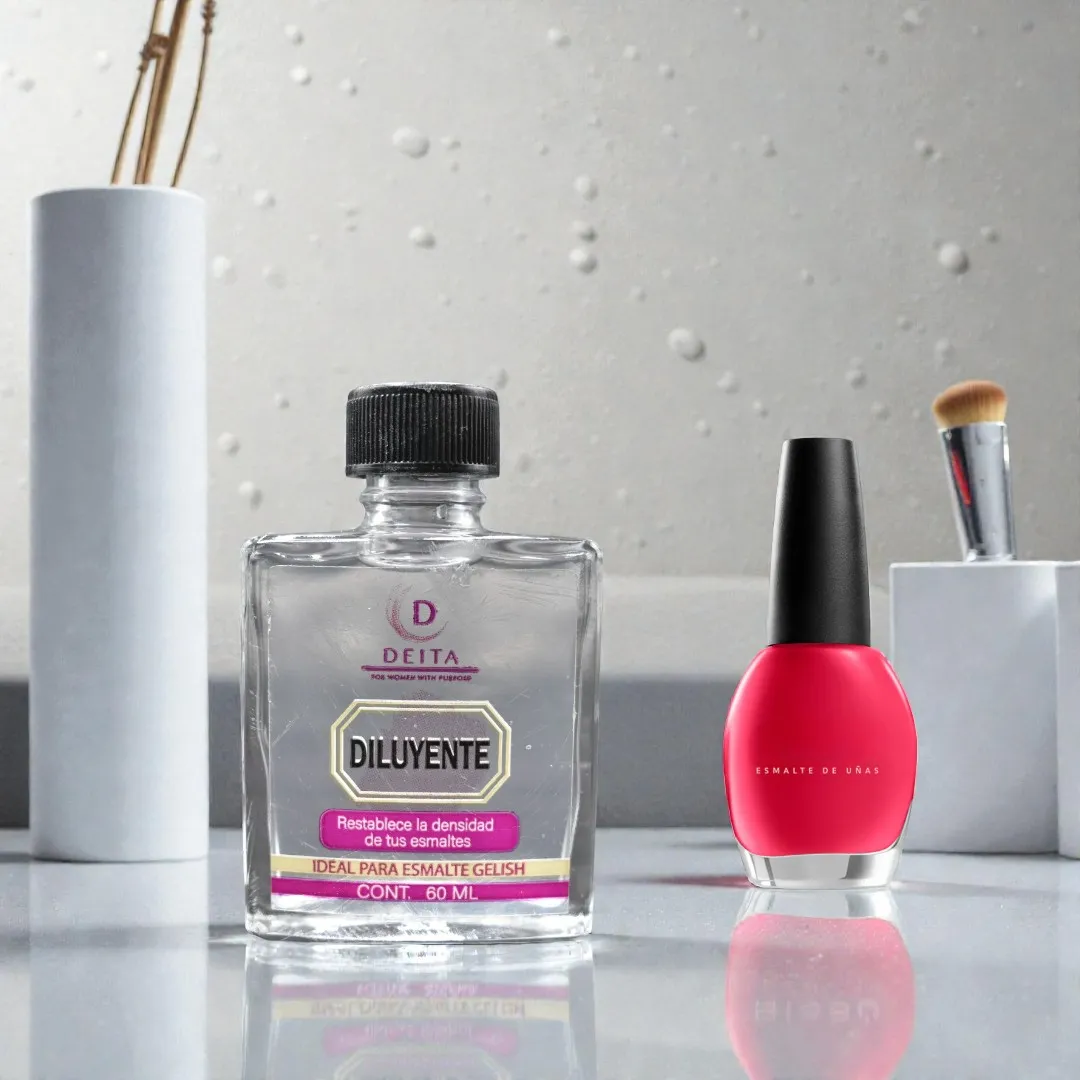 Frasco de diluyente Deita de 60 ml junto a un esmalte rojo